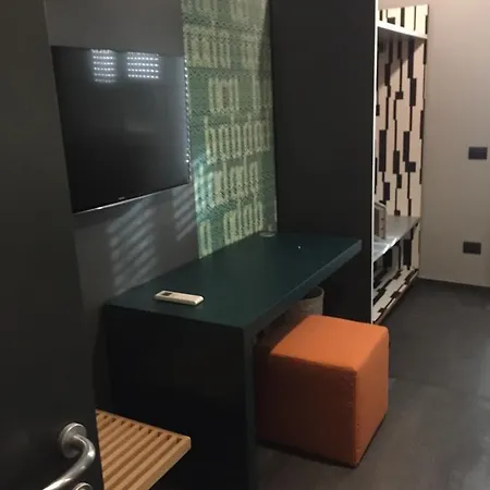 Tiburtina Suites, 2*