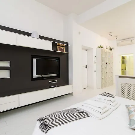 White Ostilia Apartment