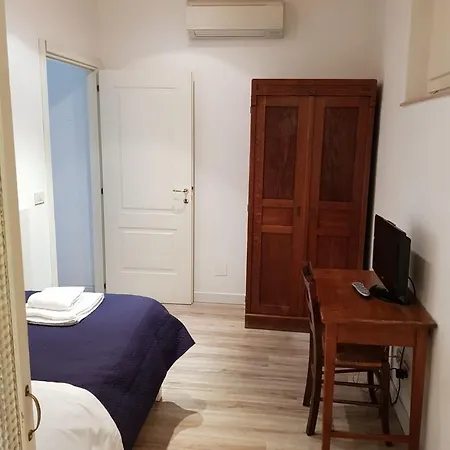 Santi Quattro Al Colosseo Bed & Breakfast 2*