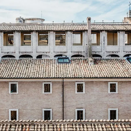 Singer Palace Roma
