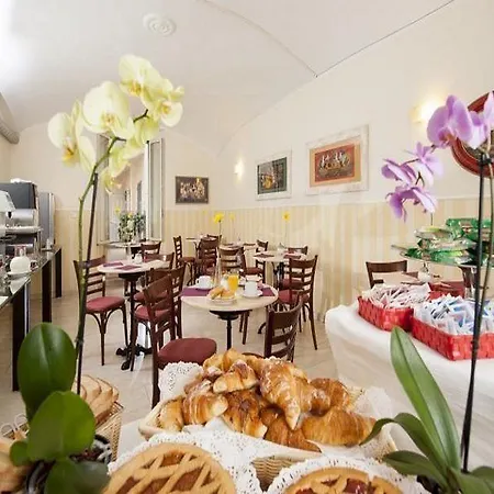 Des Artistes Hotel