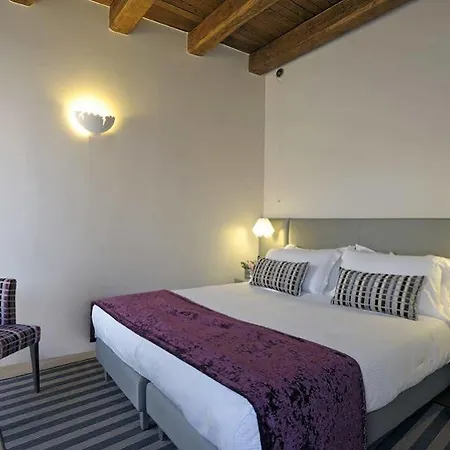 מלון Trevi Palace Luxury 4*
