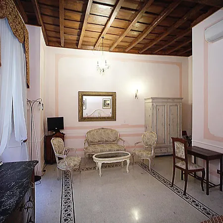 La Maison Dell'orologio Bed & Breakfast 2*