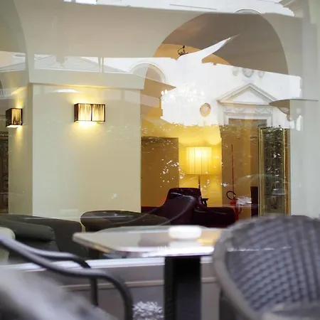 Santa Chiara 3* روما
