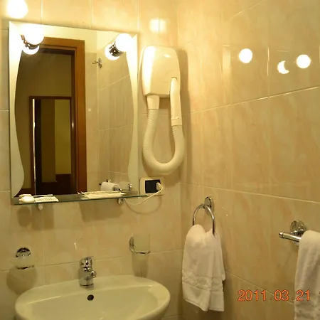 Everest Hotel 2*