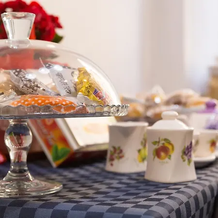 La Finestra Di Fronte Bed & Breakfast *