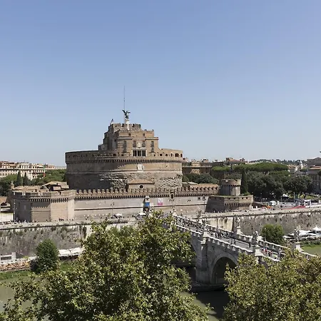 Six-bedroom On Lungotevere Degli Altoviti Apt 19