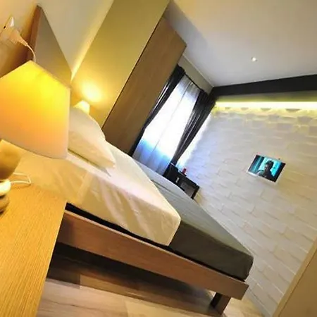 Living 2* Rome