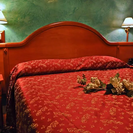 Sandra Hotel *