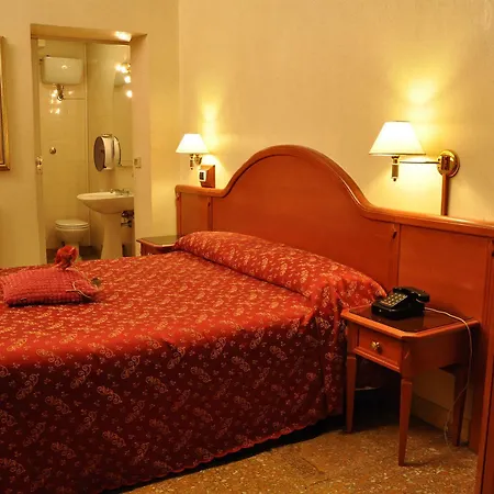 Sandra Hotel *