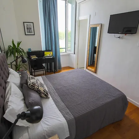 Urban Pine Rooms Guest house 2*