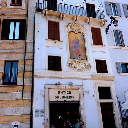 On The Pantheon Square Apartment *