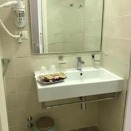 Serventi Longhi 2* Róma