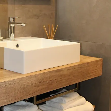 Eighty Four Luxury Guest house 3*