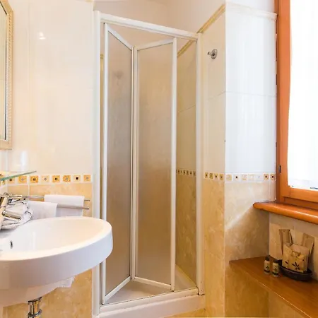 Arco Di Travertino Hotel