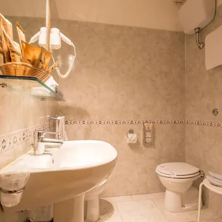 Arco Di Travertino Hotel