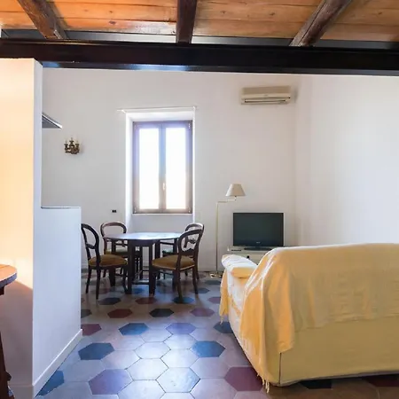 Sunny Navona Square Apartment Rome