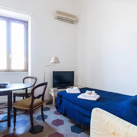 Sunny Navona Square Apartment *