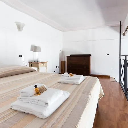 Sunny Navona Square Apartment Rome