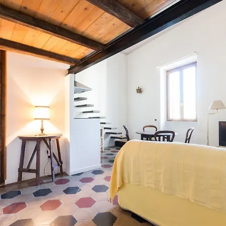 Sunny Navona Square Apartment *