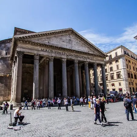 Sunny Navona Square *