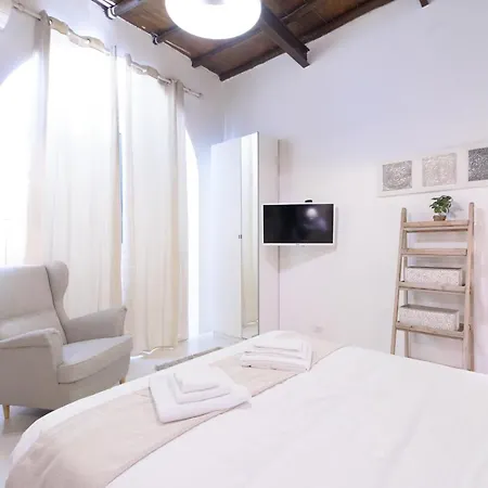 White Ostilia Apartment *