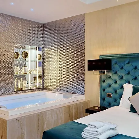 Spanish Hills Collection Luxury & Jacuzzi 4*