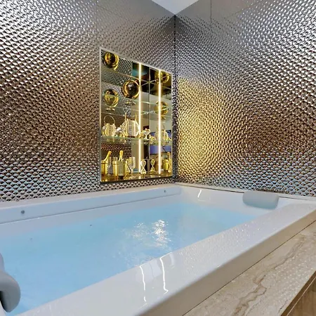 Spanish Hills Collection Luxury & Jacuzzi 4*