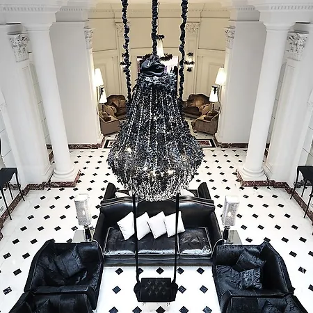 Leon's Place In Hotel