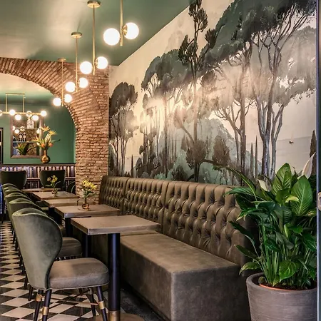 Tree Charme Parliament Boutique מלון