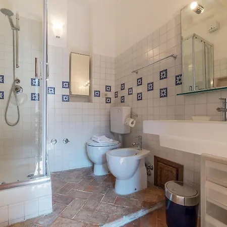 Apartament Black White - Fromhometorome