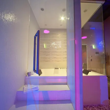 Irooms Jacuzzi Гостевой дом 2*