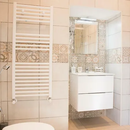 Lumiere Bed & Breakfast 2*