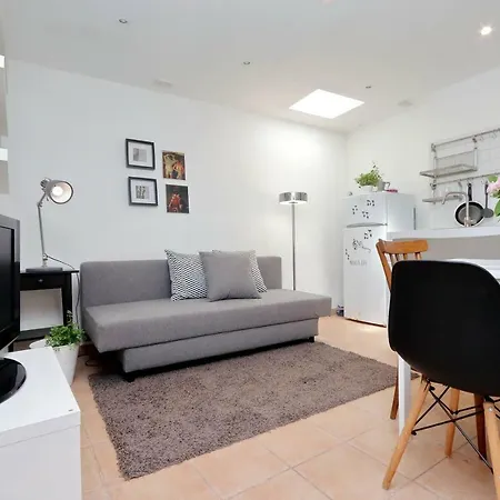 St Peter Station Apartment