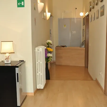 לינה וארוחת בוקר Romerooms רומא
