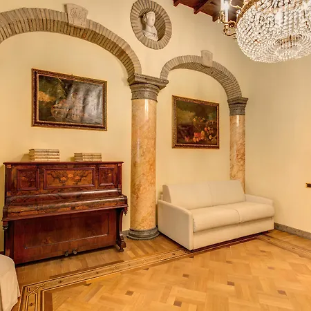 Apartment In Historic Rome