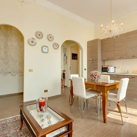 Dimora Luminosa Apartment *