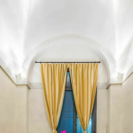 Semesterbostad Magenta Collection Specchi Rom