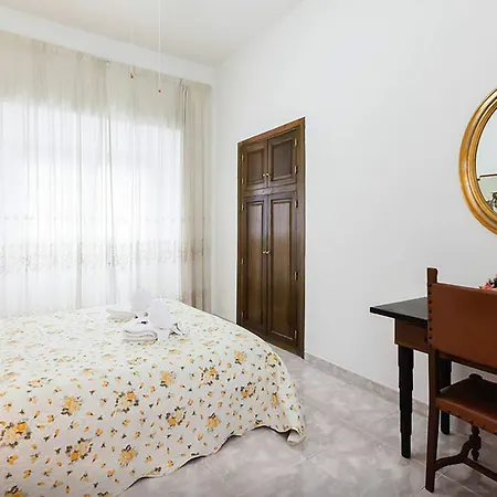 Caterina One O One - Embassy Apartment