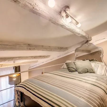 Wonderful Aquarium Apartment