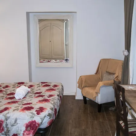 Guest house Juno Pantheon 2*