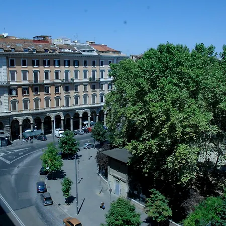 Drago D'oro - Accross From Metro Vittorio Emanuele Bed & Breakfast Rome