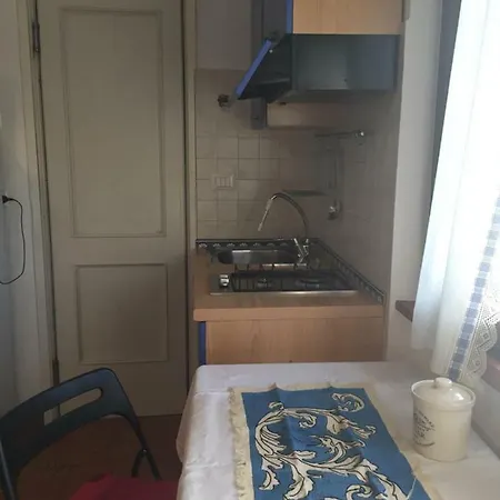 Aurelia In Blu Rome