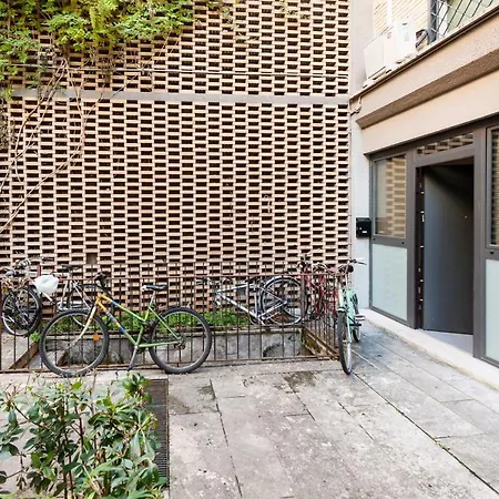 Pyramid House * Rome