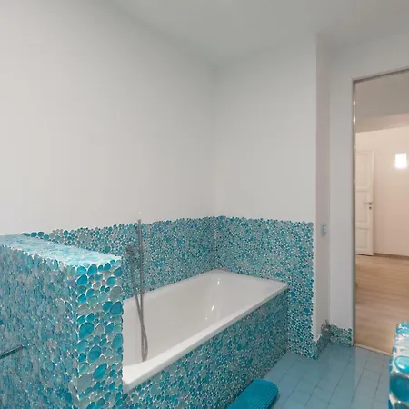 Amazing 4 Bedrooms With Garden Apartment *