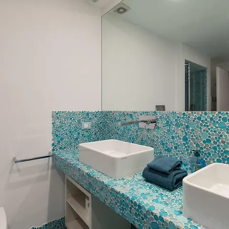 Amazing 4 Bedrooms With Garden Apartment