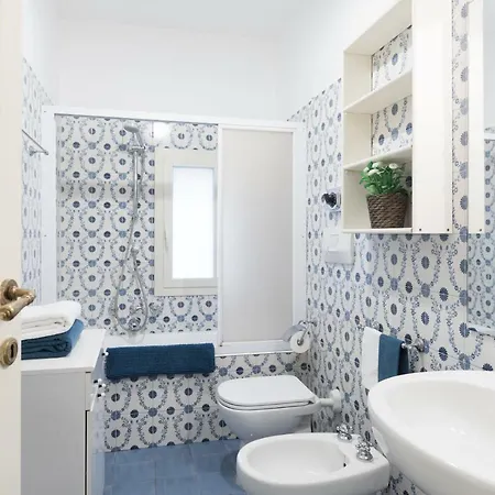 Amazing 4 Bedrooms With Garden Apartment