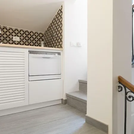 Apartment Quiet Pied A Terre With Terrace In Borgo Pio Rome