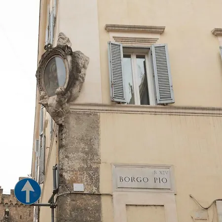 Quiet Pied A Terre With Terrace In Borgo Pio * Rome