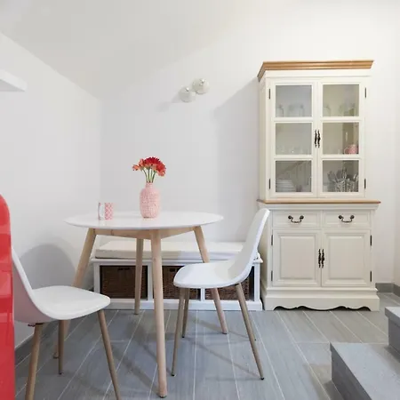 Quiet Pied A Terre With Terrace In Borgo Pio Apartment Rome